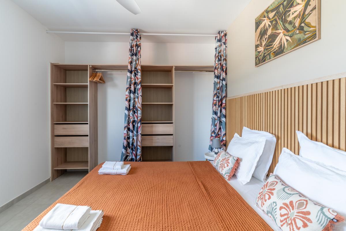 chambre-3-double-avec-salle-de-douche-attenante (3)